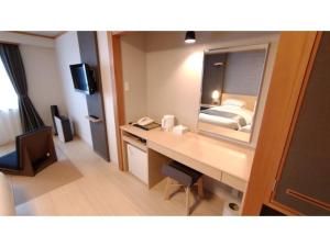 鸳泊Rishiri Fuji Kanko Hotel - Vacation STAY 63411v的酒店客房配有书桌和镜子