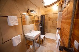 MarsacDomaine De Chantemerle B'nB的浴室配有盥洗盆、卫生间和浴缸。