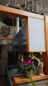 东京Setagaya-ku - House - Vacation STAY 16505的厨房配有水槽和鲜花台面
