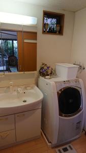 东京Setagaya-ku - House - Vacation STAY 16507的一间带洗衣机和水槽的浴室