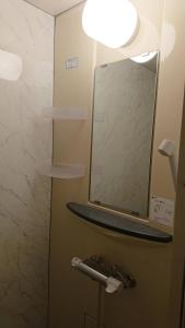 东京Setagaya-ku - House - Vacation STAY 16507的浴室墙上的镜子,浴室内设有水槽