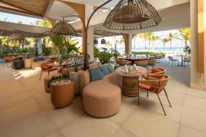 蓬塔卡纳The Westin Puntacana Resort的一间设有桌椅的海洋餐厅