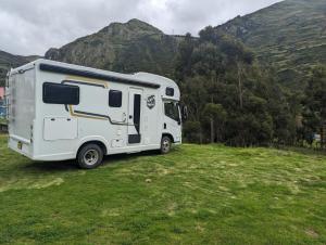 库斯科Casa Rodante amplia en Cusco的停在山地的白色拖车