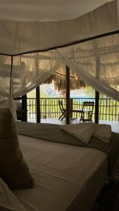 CalabazoWachakyta Ecolodge的度假村内一张带白色天蓬的床