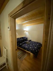科利比塔Granero Colibita的小房间设有床和镜子