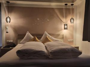 考恩台尔普兰肯斯特纳酒店的一间卧室配有带枕头的床