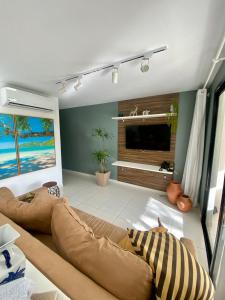 普拉亚多Refúgio na Praia do Forte的带沙发和平面电视的客厅