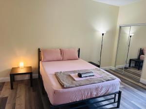 坦帕River Palace的一间小卧室,配有一张床和镜子