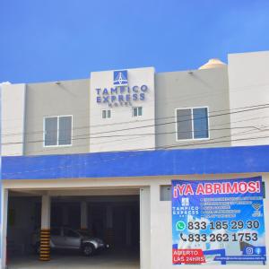 坦皮科HOTEL TAMPICO EXPRESS MORALILLO的前面有停车位的建筑