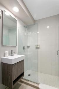 好莱坞谢尔登酒店的一间带水槽和玻璃淋浴的浴室