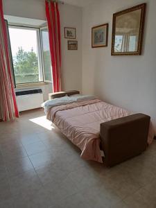 Monte del Lagoil borgo antico的一间卧室配有一张床,房间设有窗户