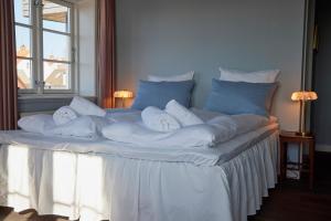 海斯勒Hotel Kysten的一张配有白色毯子和枕头的大床
