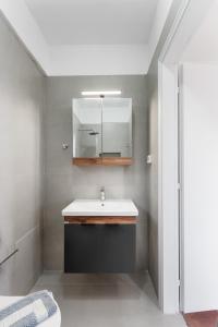 苏卡雷斯Villa Erato的一间带水槽和镜子的浴室