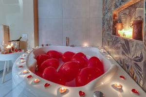 夏卡!!! IDROMASSAGGIO !!! - Love Suite的浴缸里充满了大量的红色心脏