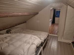 弗莱克菲尤尔Sjarmerende hus med bade og fiskemuligheter的一间卧室配有双层床