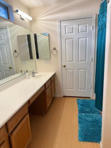 CoolidgePeace home的一间带水槽、镜子和门的浴室