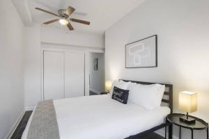 芝加哥2BR Cozy and Furnished Apt in Hyde Park - Hyde Park 405的卧室配有白色的床和吊扇