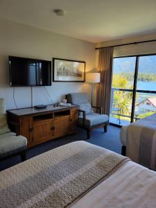 托菲诺Tofino Motel Harborview的酒店客房设有两张床和一台平面电视。