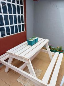 埃尔多雷特Fully Furnished 2BR Eclectic Homestay near UOE的一张野餐桌,上面有两盆植物