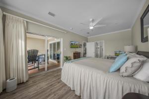 奥兰治比奇Marlin Key 4C by Vacation Homes Collection的一间带大床的卧室和一个阳台