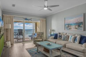 奥兰治比奇Marlin Key 4C by Vacation Homes Collection的客厅配有沙发和桌子
