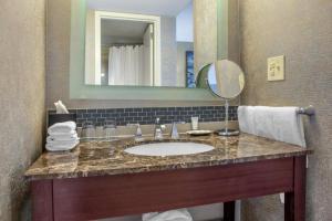 劳德代尔堡The Westin Fort Lauderdale的一间带水槽和镜子的浴室