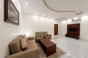 艾卜哈Masharef Abha Suites的带沙发和平面电视的客厅