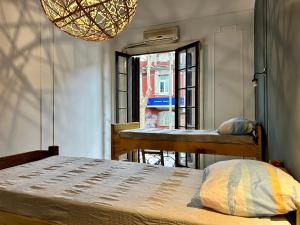 蒙得维的亚Hostel Bohemian House的一间卧室设有一张床和一个窗口