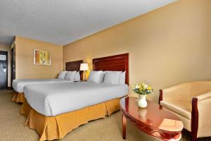 威廉斯莱克Coast Fraser Inn的酒店客房设有一张大床和一张桌子。