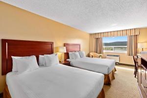 威廉斯莱克Coast Fraser Inn的酒店客房设有两张床和窗户。
