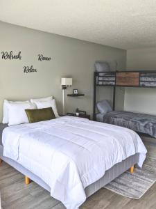 湖城Gateway Inn的一间卧室配有一张大床和两张双层床。