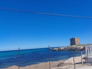 奇尼斯Borgo La Chiusa的海滩景,后方设有码头