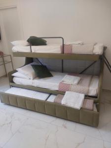 奇尼斯Borgo La Chiusa的客房内的三张双层床和毛巾
