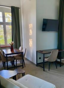 韦巴Zamek Nowęcin的客厅配有桌椅和电视。