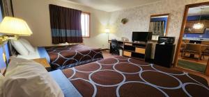 艾恩芒廷Hotel Iron Mountain Inn & Suites - Stay Express Collection的配有一张床和一张书桌的酒店客房