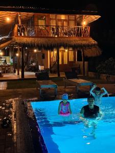 锡吉里亚Sigiriya Elegant Resort的两人在度假村的游泳池里