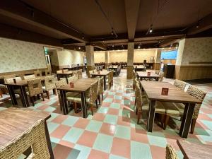 马公澎湖安一海景大饭店的一间在房间内配有桌椅的餐厅