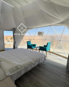 瓦迪拉姆Rum Mars luxury camp的一间卧室配有一张床和两张蓝色椅子
