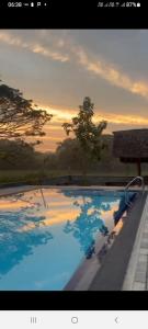 锡吉里亚Sigiriya Elegant Resort的一座享有日落美景的大型游泳池