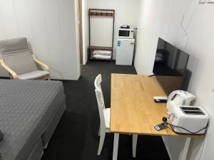 朗里奇Abajaz Motel-All Rooms Updated-May 2024的小房间设有桌子、床和冰箱