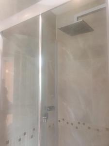 曼彻斯特Tavern Court Shared Facilities的浴室里设有玻璃门淋浴