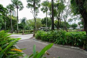 萨尔瓦多Praça do Campo Grande, 3 quartos, Ar em 2 quartos, Garagem, Elevadores的棕榈树公园和人行道