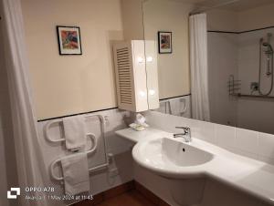 阿卡罗阿The Bruce Waterfront Apartments by AVI的白色的浴室设有水槽和镜子