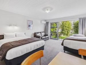 瓦纳卡ASURE布鲁克韦尔汽车旅馆的一间卧室配有两张床、一张沙发和一把椅子