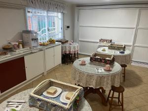 格拉玛多Casa da Fabi的厨房配有2张桌子和2张桌子,