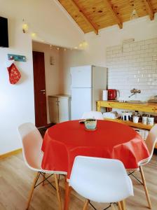 托尔胡因Destinos del Fuego的厨房配有红色桌子和白色椅子