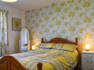 PeelTeazles的一间卧室配有一张黄色和绿色床单的床