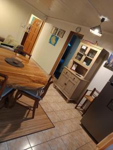 萨拉济Cascades de la mare à poule d'eau的厨房配有木桌和冰箱。