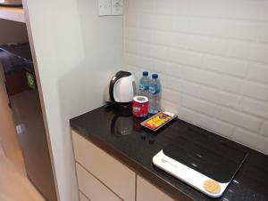 巴淡岛中心SleepRest @ Pollux Habibie的厨房柜台配有搅拌机和水瓶