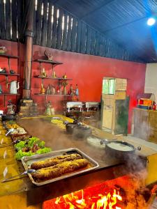 保罗工程师镇-迪弗隆廷Hotel Fazenda Rancho Mineiro的厨房里放着一大堆烧烤食物